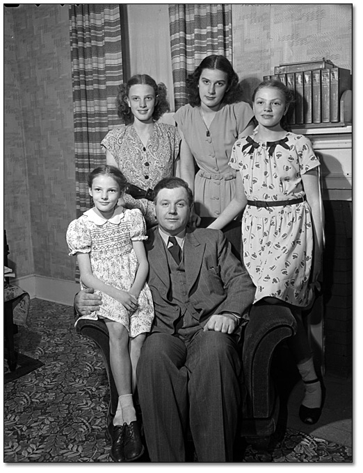 Photographie : Farquhar Oliver and his family at Durham home, mai 1947
