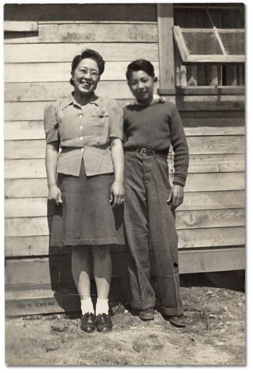 Photographie : Raymond Moriyama and his mother Elsie Nobuko at the Slocan Internment Camp, printemps 1943