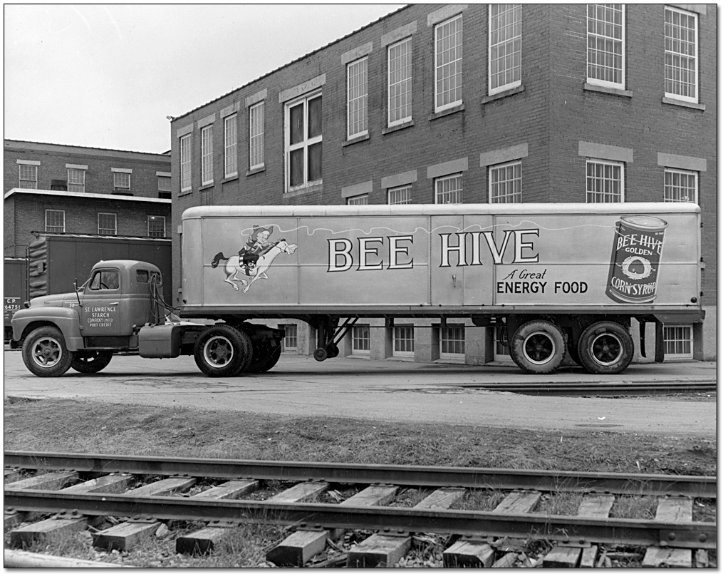 Photographie : Bee Hive Corn Syrup delivery truck, [vers 1940]