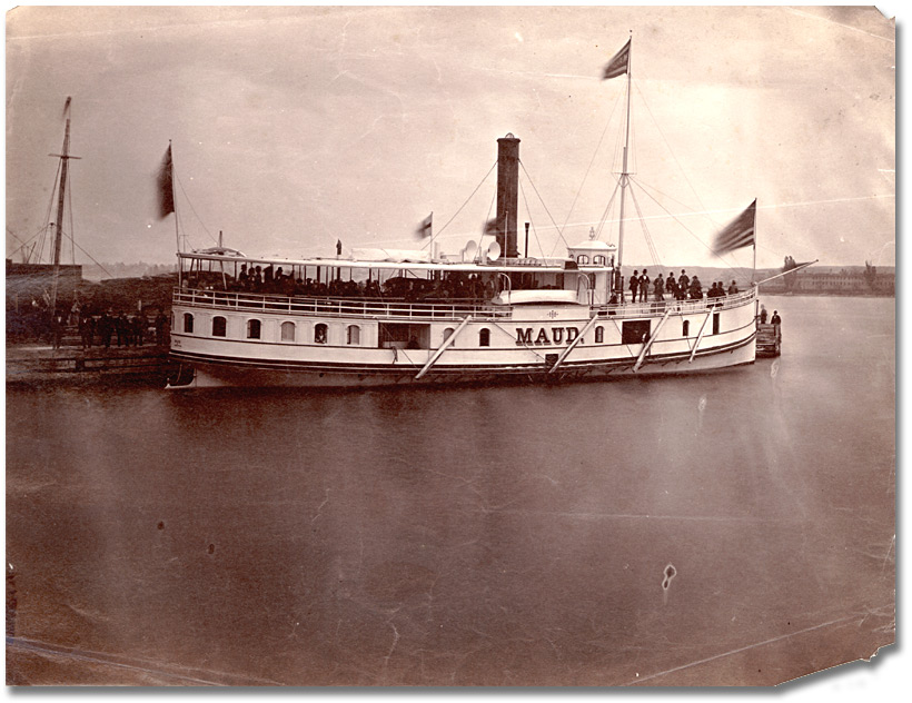 Photographie : Steamer "Maud." at dock, [vers 1875] 