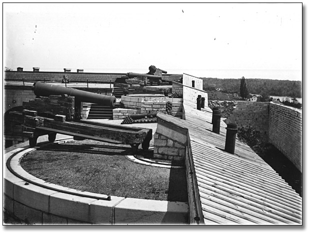 Photographie : Cannons at Fort Henry, Kingston, [vers 1910]