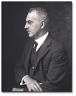 Photographie : M. O. Hammond portrait by Newton MacTavish, août 1923
