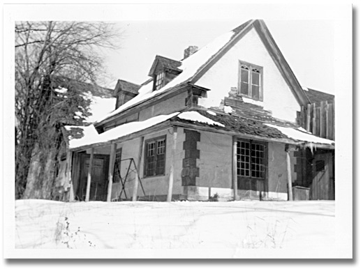 Photo: [Blythe farmhouse in winter, near Fenelon Falls, Ontario], [ca. 1948]