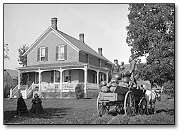 Photographie : Maison de ferme et chargement de citrouilles, septembre 1905