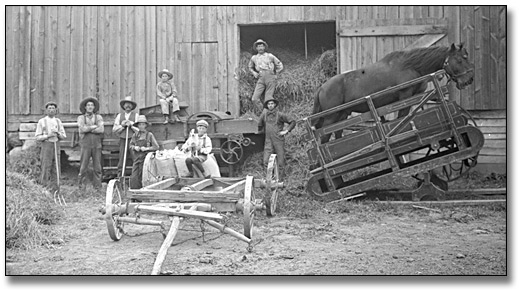 Photographie : Farmers moving hay into a barn, [entre 1895 et 1910]