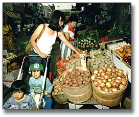 Photographie : Farm produce, Kensington Market, Toronto, 19 juillet 1986