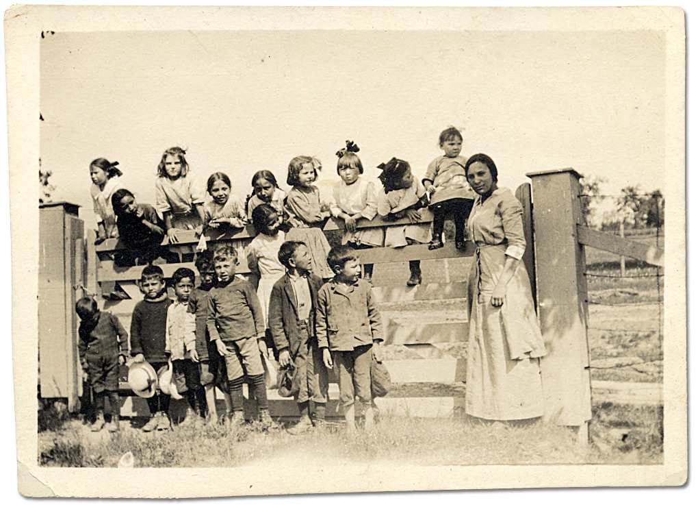 Photographie : Ethel Alexander avec des l’écoliers au Honduras britannique, [entre 1920 et 1940]