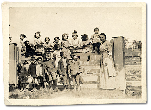 Photographie : Ethel Alexander avec des l’écoliers au Honduras britannique, [entre 1920 et 1940]