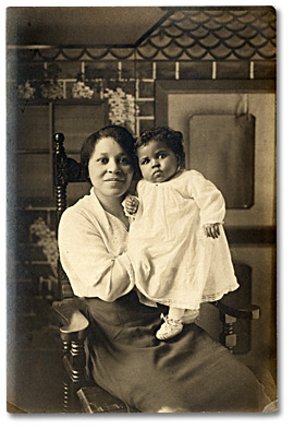 Photographie : Femme tenant un enfant, [entre 1900 et 1920]