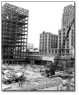 Photographie : Site du projet Queen's Park avec la structure d'acier pour l'édifice Hepburn et les murs de fondation de l'édifice Macdonald en avant-plan, octobre 1965
