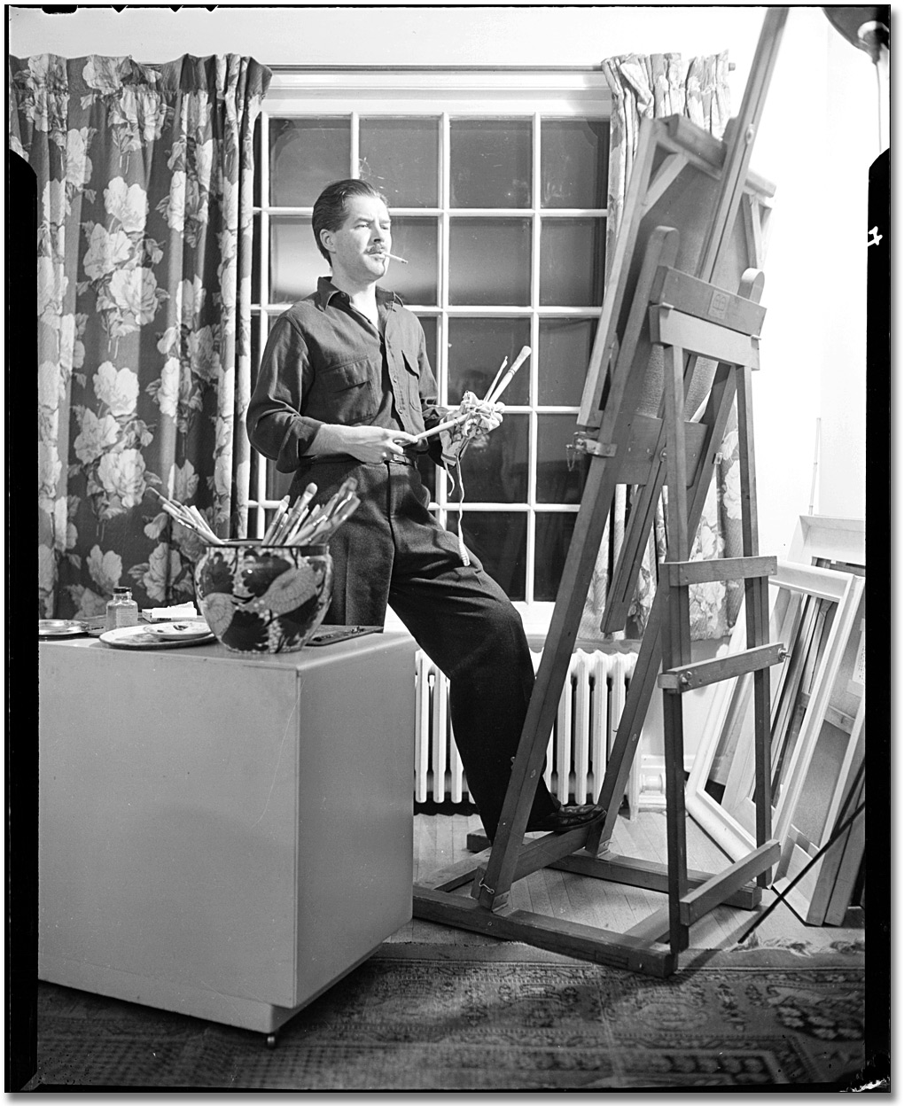 Photographie : Jack Bush au travail dans son studio, 1968