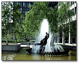 Photographie : La Fontaine des trois grâces de Gerald Gladstone, 1972, a été la dernière œuvre a être installée et form le point central de la cour au coin des rues Bay et Wellesley ouest, à Toronto