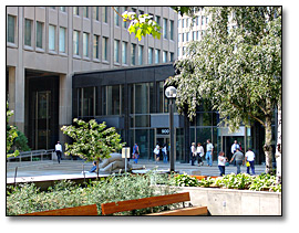 Photographie : Vue contemporaine du complexe Macdonald, entrée principale au 900, rue Bay, Toronto, 2004