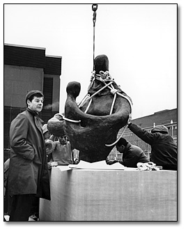 Photographie : Jack Harman supervisant l'installation de sa sculpture, Mother and Child [La mère et l’enfant], dans la partie ouest de l'édifice Macdonald, 1968 (1)