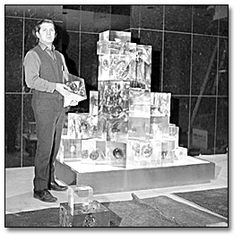 Photographie : Gerald Gladstone installant sa sculpture, Galaxy Series #2 '67 [Galaxie, Série no 2 1967], dans le hall de l'édifice Macdonald, 1968