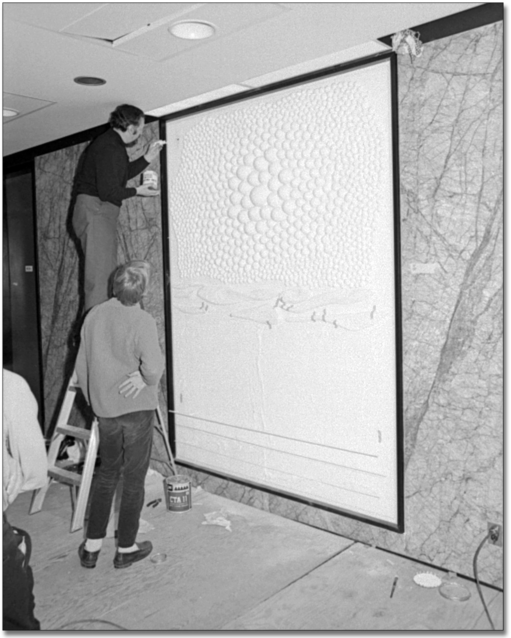 Photographie : Herbert J. Ariss travaillant sur son œuvre, Untitled [Sans titre], pendant une installation, 1968