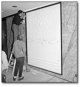 Photographie : Herbert J. Ariss travaillant sur son œuvre, Untitled [Sans titre], pendant une installation, 1968