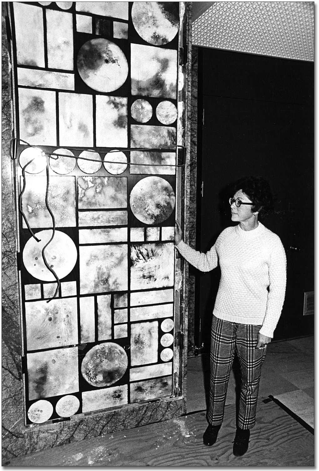 Photographie : Daisy Bailay debout à coté de son œuvre, Blizzard/Thaw [Blizzard/Dégel], pendant l'installation, 1968