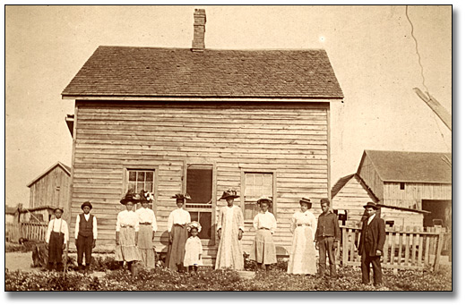 Photographie : Immigrants endimanchés, probablement dans le comté d’Essex, [vers 1900]
