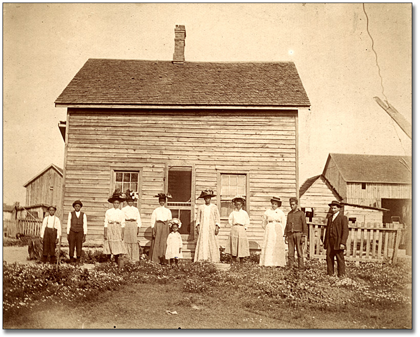 Photographie : Immigrants endimanchés, probablement dans le comté d’Essex, [vers 1900]