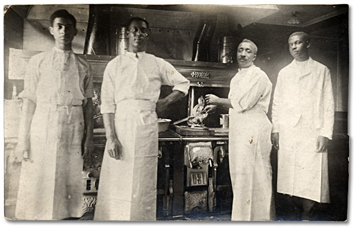 Photographie : Ara Wilson, Henry Banks Jr., Roy Banks, Fremont Nelson: cooks aboard a steamboat, [vers 1890]