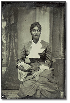 Ferrotype : Femme inconnue en tenue habillée, [vers 1870s]