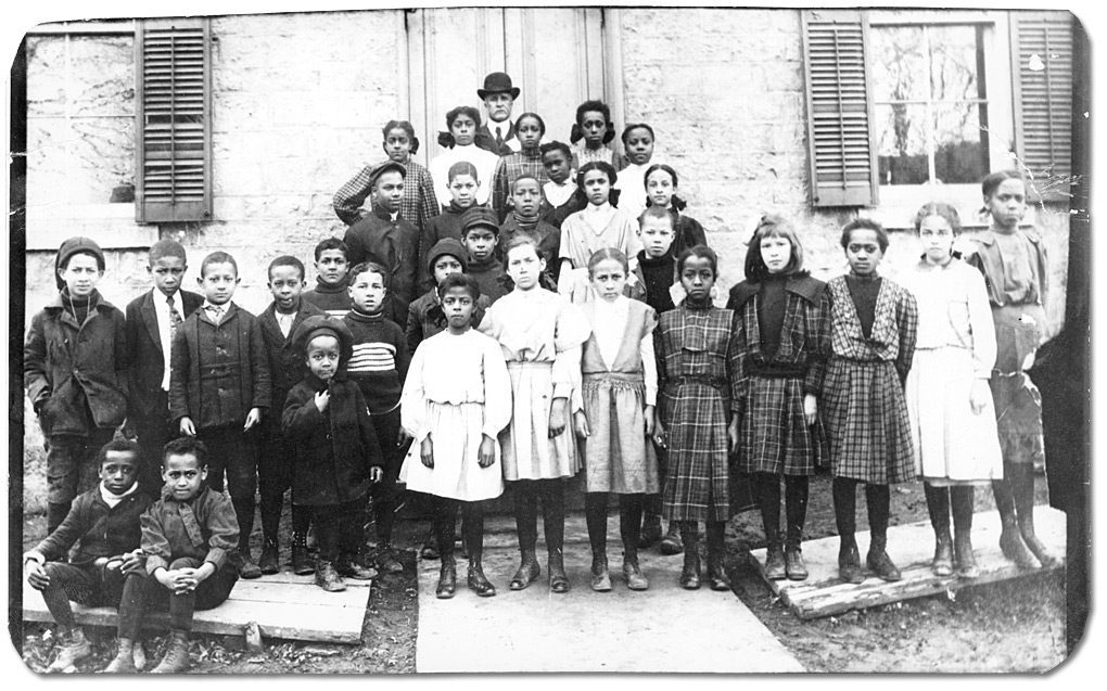 Photographie : Étudiants de l’École King Street à Amherstburg, Ontario, en compagnie de leur professeur, J. H. Alexander, [vers 1890s]