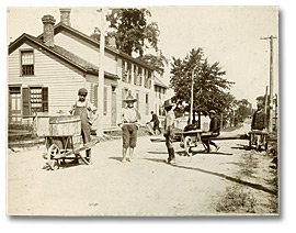 Photographie : Garçons avec des brouettes dans les rues d’Amherstburg, Ontario, [vers 1895]
