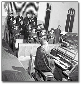 Photographie : L'organiste Grac Price-Trotman, et une chorale à la British Methodist Episcopal Church, alors située au 460, rue Shaw, Toronto, janvier 1947