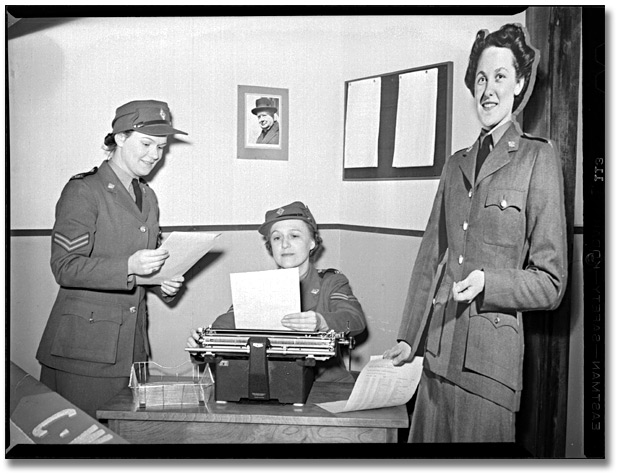 Photo : Female miltary personnel working in an office, [vers 1945]