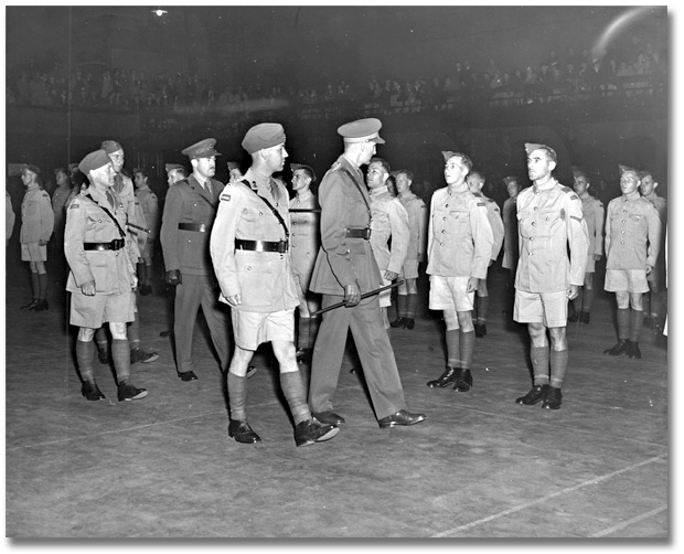 Photographie : Inspecting new enlistees at Maple Leaf Gardens, [vers 1939] 