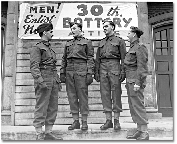 Photographie : Four soldiers in front of “Men Enlist” sign, 30th Battery, 1941