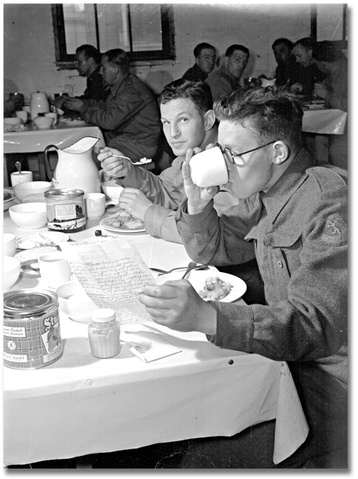 Photo: Soldiers in mess hall, [ca. 1940]