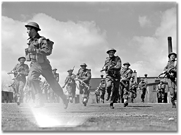 Photo: Dutch troops [soldiers running], April 1941