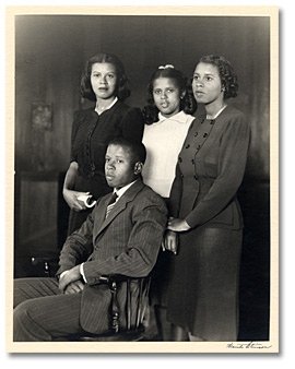 Photographie : Daniel G. Hill et ses trois sœurs; de gauche à droite: Margaret, Doris et Jeanne, [vers 1937-1939]