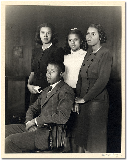 Photographie : Daniel G. Hill et ses trois sœurs; de gauche à droite: Margaret, Doris et Jeanne, [vers 1937-1939]