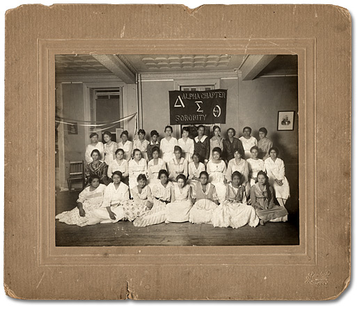Photographie : May Edwards Hill (debout, quatrième personne de la gauche) avec sa sororité à l'université Howard de Washington 1916
