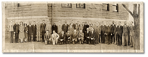 Photographie : Daniel Hill jr. avec ces camarade de classe de ILIFF Graduate School of Theology classmates, avril 1928