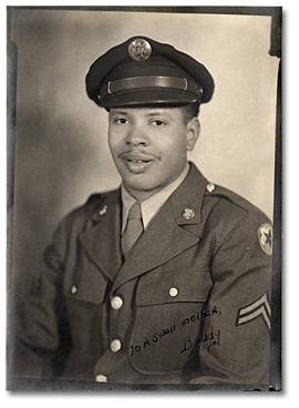 Photographie: Daniel G. Hill en uniforme de la deuxième guerre mondiale avec l’inscription, To a Swell Mother, Buddy