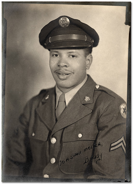 Photographie : Daniel G. Hill en uniforme de la deuxième guerre mondiale avec l’inscription, "To a Swell Mother, Buddy"