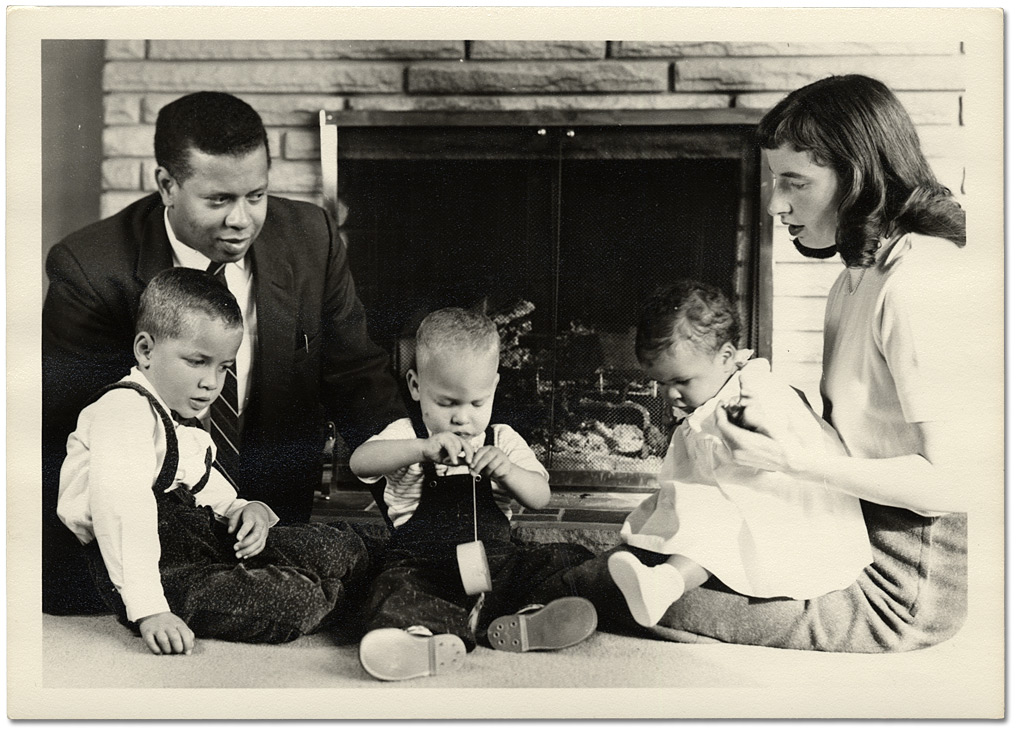 Photographie : Daniel G. Hill à la maison avec sa famille, [vers 1958]