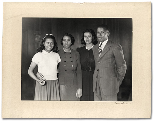 Photographie: Daniel G. Hill et ses trois sœurs quand ils étaient adolescents, [vers 1937-1939]