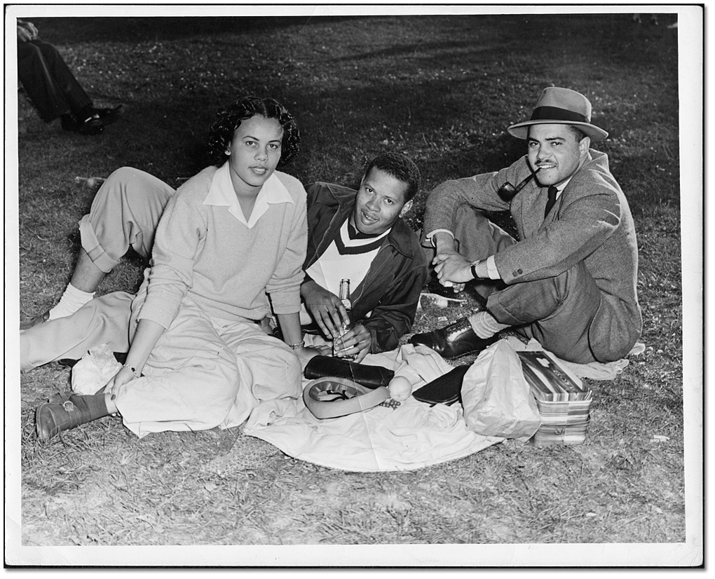 Photographie : Daniel G. Hill (milieu) avec des amis, 1941