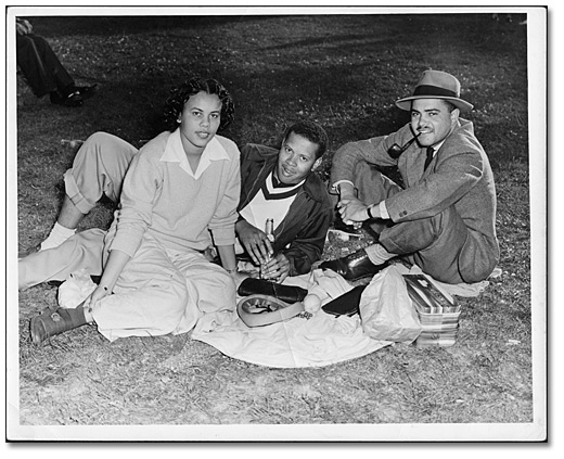 Photographie: Daniel G. Hill (milieu) avec des amis, 1941
