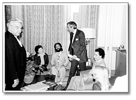 Photographie : David Peterson et la famille Hillà la cérémonie de prestation de serment à titre d'ombudsman, 21 mars 1984