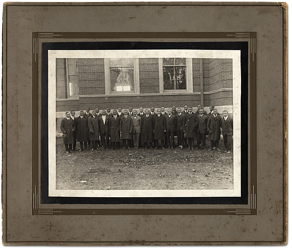 Photographie : Daniel Hill jr. (dernier rang, premier à gauche) avec ces camarades de classe de l’université Lincoln , 1916