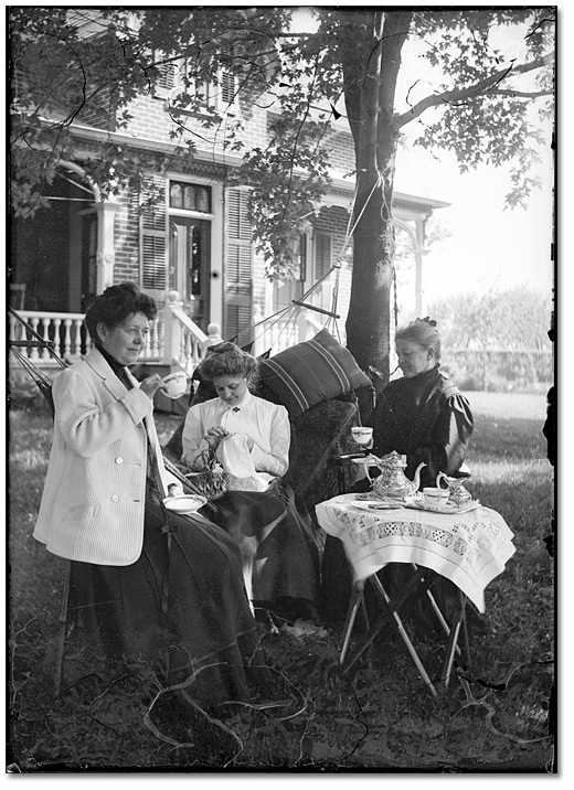 Photographie : Trois femmes prenant le thé à l’extérieur, [entre 1898 et 1920]