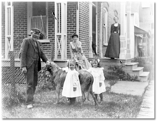 Photographie : Deux petites filles avec un gros chien devant une maison, [entre 1898 et 1920]