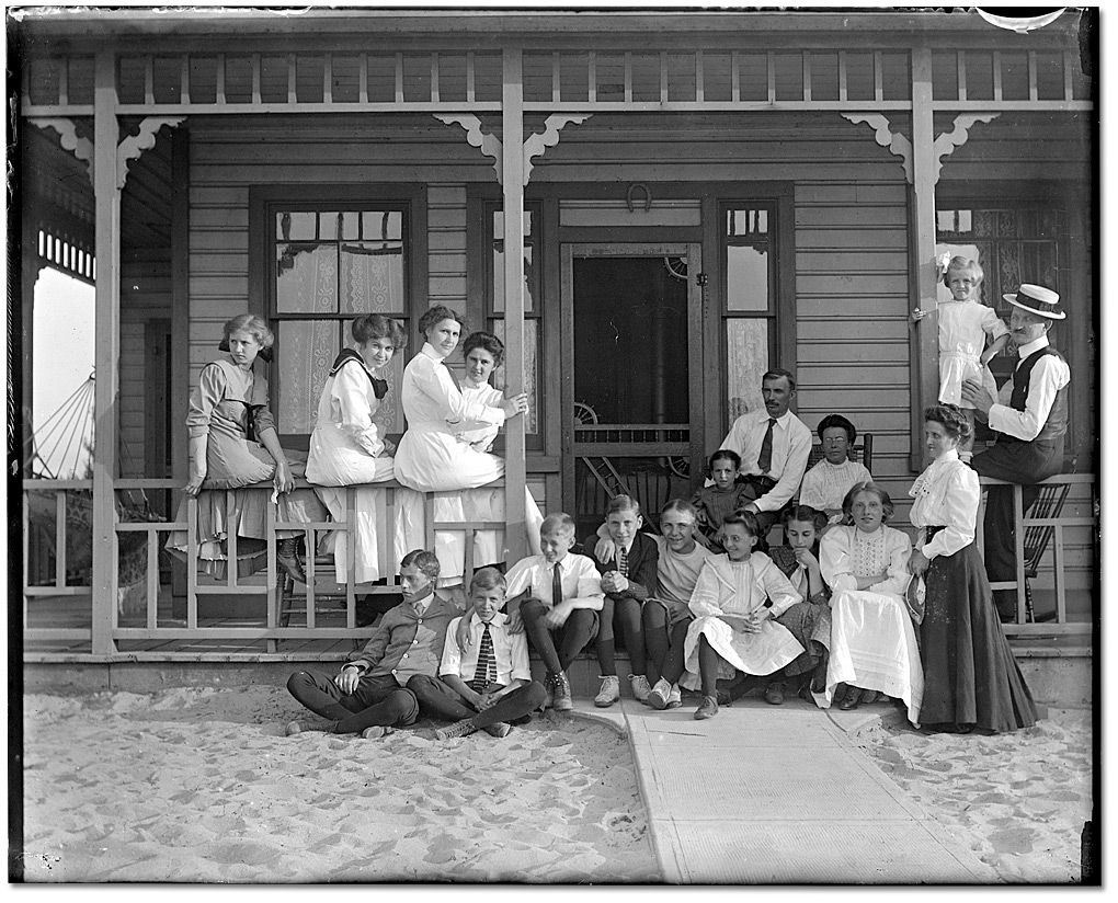 Photographie : La famille Murphy et des amis à Hanlan's Point, île de Toronto, [vers 1901]