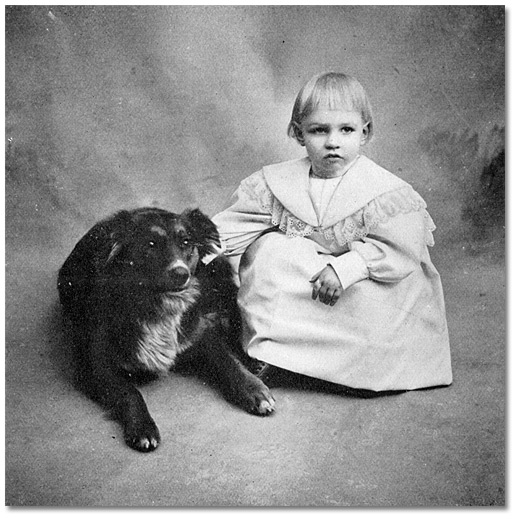 Photographie : Portrait d’une jeune enfant à côté d’un chien, [entre 1900 et 1920]